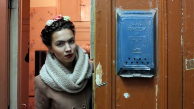 Kvinna utklädd till Frida Kahlo i en kommunalka i S:t Petersburg