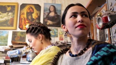 Kvinnor utklädda till Frida Kahlo i S:t Petersburg