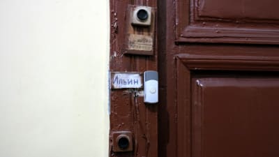 Dörrklockor vid en "kommunalka" i S:t Petersburg