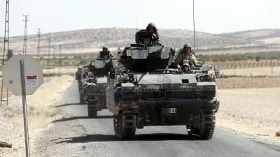Minst sex turkiska stridsvagnar rullade över gränsen mot staden Jarablus på lördagen