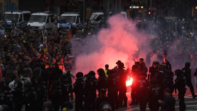 Polisen övervakar högerextrema demonstranter i den tyska staden Chemnitz. 