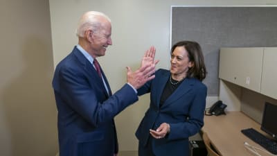 Joe Biden och Kamala Harris gör "high five"