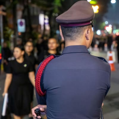 Poliisi seisoo Bangkokissa.