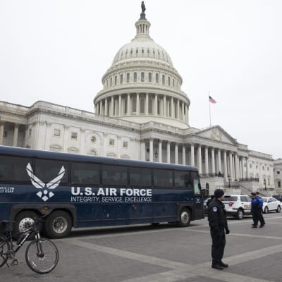 Det amerikanska flygvapnets buss stod redan parkerad utanför Kapitolium och en del av delegationen satt i bussen och väntade då Trump stoppade Pelosis resa. 