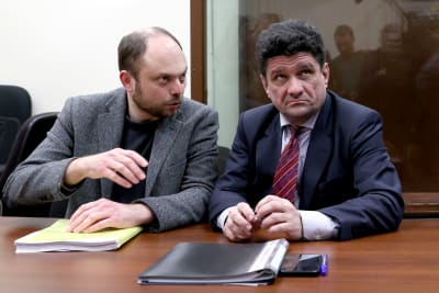 Vladimir Kara-Murza ja tämän lakimies moskovalaisessa oikeussalissa.