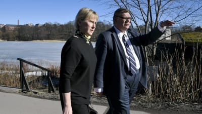 Sveriges och Finlands utrikesministrar promonerar längs Tölöviken i vårsolen.