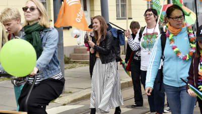 Vänsterförbundets ordförande Li Andersson deltog i Prideparaden i Helsingfors den 1 juli 2017.