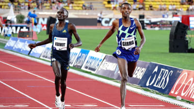 Lamecha Girma spurtar i mål före Abraham Kibiwot.