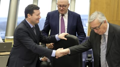 Martin Selmayr skakar hand med Jean-Claude Juncker