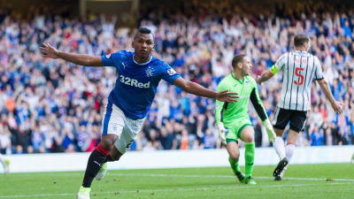 Alfredo Morelos i Rangers-tröjan firar ett mål. 