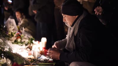 Terrorattackens offer hedrades på olika håll i Paris den 14 november 2015.