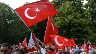 Turkar i Tyskland protesterar mot det misslyckade kuppförsöket i Berlin.