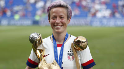Megan Rapinoe med två pokaler