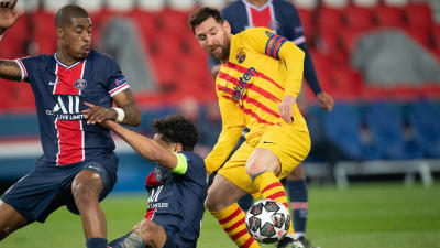 Lionel Messi med bollen i närkamp.