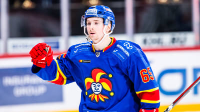 Sakari Manninen firar ett mål