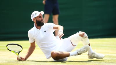 Den franska tennisspelaren Benoit Paire faller omkull på tennisplanen.