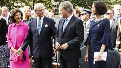 Drottning Silvia, kung Carl XVI Gustaf, Sauli Niinistö och Jenni Haukio står bredvid varandra.