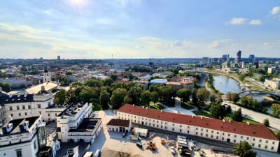 Utsikt från Gediminastornet i Vilnius mot Gamla staden i bakgrunden till vänster, Katedralen i förgrunden och floden Neris till höger.