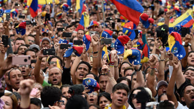 Anhängare till oppositionsledaren Guaidó lyssnade på hans tal i Caracas. 