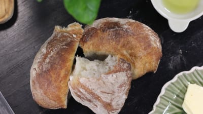 Surbröt på ett bord