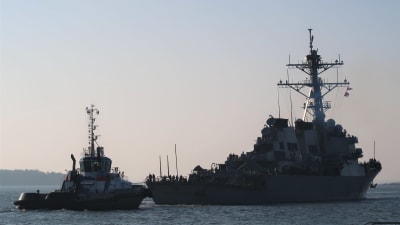 Amerikanska jagaren USS Arleigh Burke lägger till vid Ärtholmen, Helsingfors, november 2021.