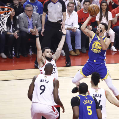 Stephen Curry hoppar och skjuter.
