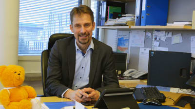 Sektorchef vid HUCS Jari Petäjä sitter bakom sitt skrivbord i kontoret i Barnets borg.