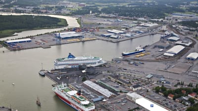 Parkeringshallen i passagerarhamnen i Åbo