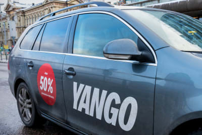En bil med Yangos logo på en av dörrarna.
