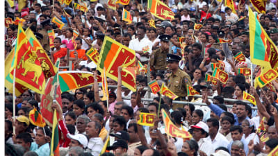 Flaggor vajar och folket jublar över att ett närmare 30 år långt inbördeskrig är slut. Colombo, maj 2009 
