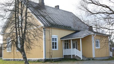 Marken vid gamla Lövö skola i Pedersöre har förorenats med brännolja