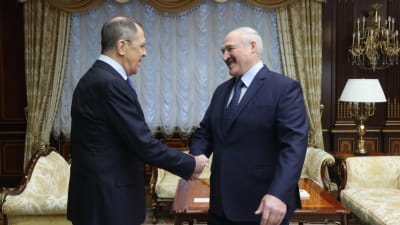 Aleksandr Lukasjenko skakr hand med Rysslands utrikesminister Sergej Lavrov under ett möte i Minsk 26.11.2020