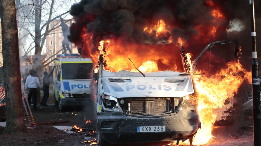 Zwei brennende Polizeiautos.