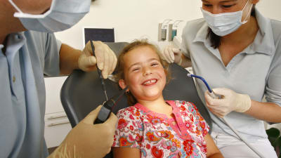 Ett barn hos tandläkaren. 