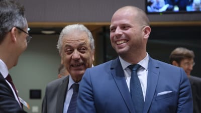 EU:s migrationskommissionär Dimitris Avramopoulos och N-VA:s asyl- och migrationsminister Theo Francken pratar på ett inrikesministermöte i Bryssel den 6 december. 