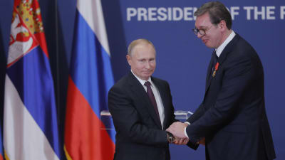 Presidenterna Putin och Vucic skakar hand.