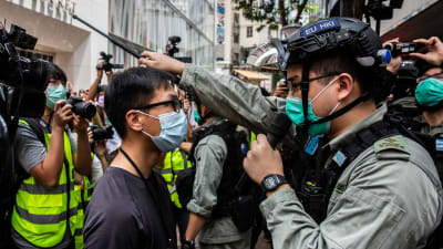 Polis och demonstranter öga mot öga i Hongkong förra veckan.