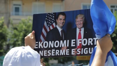 På valmöte i Gjirokaster. Demokratiska partiets ledare Lulzim Basha poserar på bild med Donald Trump.