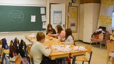barn äter lussekatter i klassrum