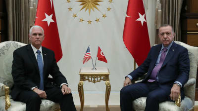 Pence och Erdogan sitter på varsin stol och tittar in i kameran.