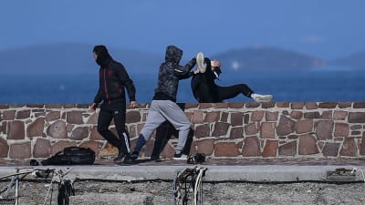 En del av de unga männen i hamnen i Thermi, nordöstra Lesbos, angrep en utländsk journalist och kastade hans tillhörigheter i havet. 