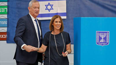 Benny Gantz och hans hustru röstar i valet 17.9.2019