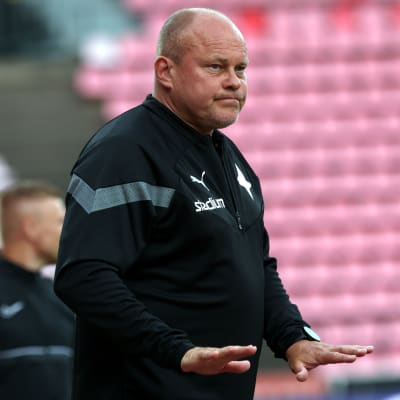 Mixu Paatelainen ser sammanbiten ut.