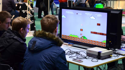 Ungdomar spelar Super Mario Bros.