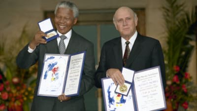 Nelson Mandela (vas.) ja Frederik de Klerk saivat Nobelin rauhanpalkinnon vuonna 1993.