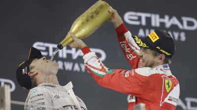 Sebastian Vettel häller champagne på Nico Rosberg.