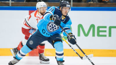 Julius Junttila i Sibirs ljusblåa klubbdress.