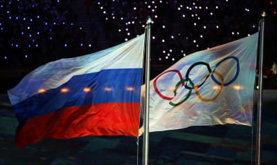 Ryska flaggan och OS-flaggan under vinter-OS i Sotji 2014