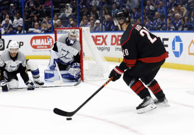 Sebastian Aho med pucken mot Tampa Bay.