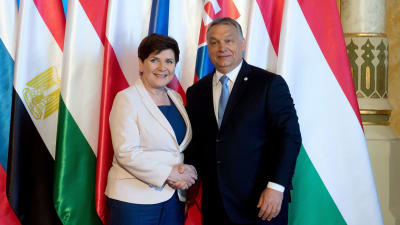Polens premiärminister Beata Szydło och Ungerns premiärminister Viktor Orbán under Visegrádgruppens möte i Budapest 4.7.2017.